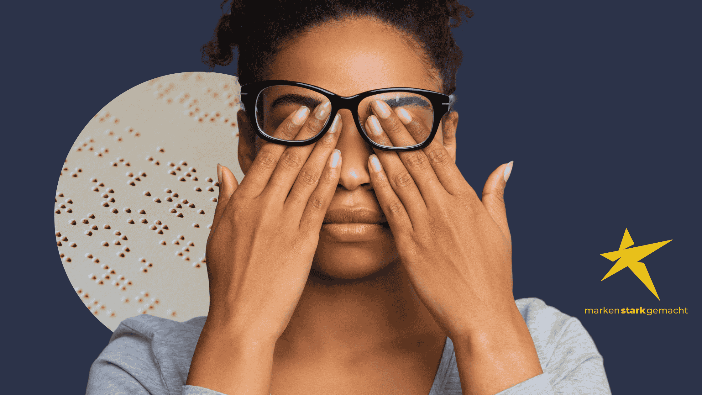 Barrierefreie Websites? Porträt einer Frau, die sich hinter ihrer Brille die Hände auf die Augen gelegt hat. Im Hintergrund ist Braille-Schrift zu sehen. Ein Beispiel dafür, wie Menschen mit Einschränkungen durch nicht barrierefreie Websites von Informationen ausgeschlossen sind.
