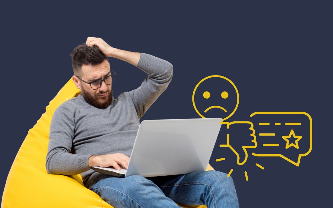 Unzufrieden mit deiner Website (Symbolbild: Mann am Laptop, unschlüssig)